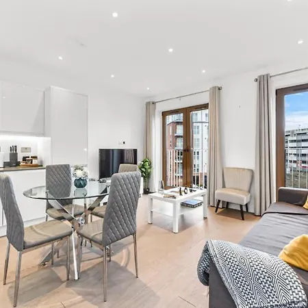 Metropolitan Luxury: Chic 2Br Flat In St. Albans Apartment St Albans Exterior photo