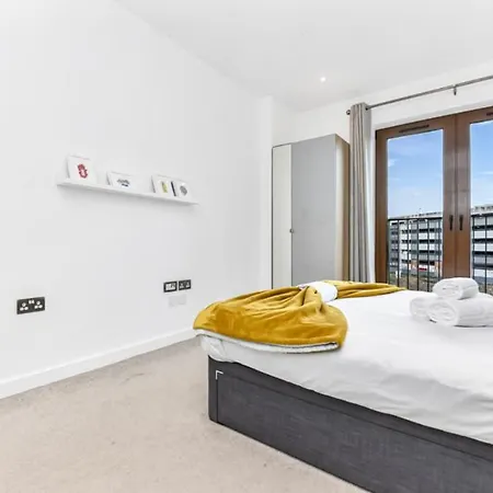 Metropolitan Luxury: Chic 2Br Flat In St. Albans Apartment St Albans Exterior photo