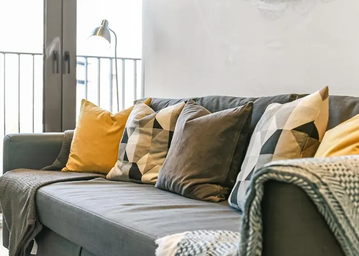 Metropolitan Luxury: Chic 2Br Flat In St. Albans