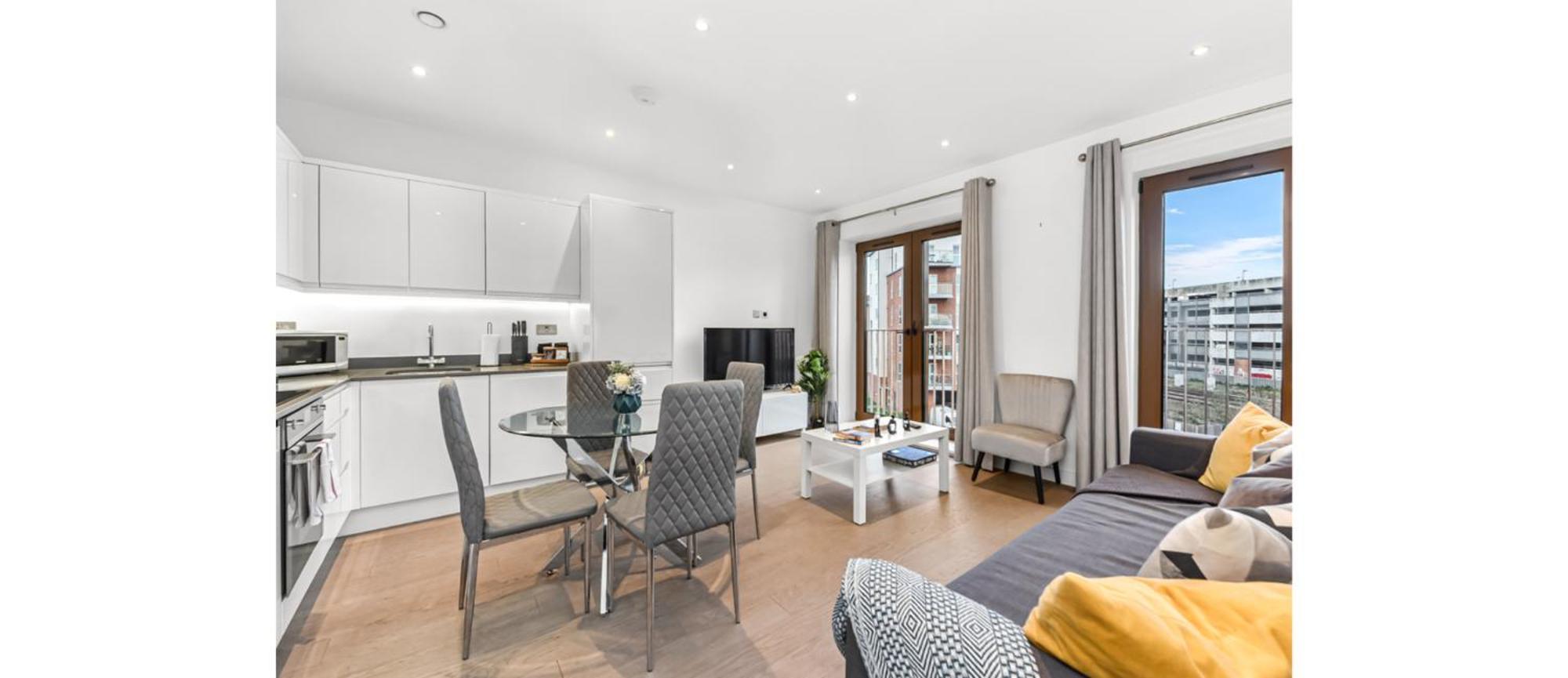 Metropolitan Luxury: Chic 2br Flat In St. Albans St Albans