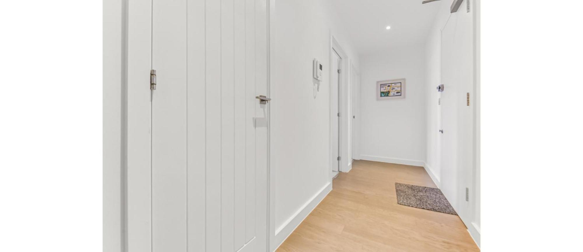 Metropolitan Luxury: Chic 2br Flat In St. Albans Apartment