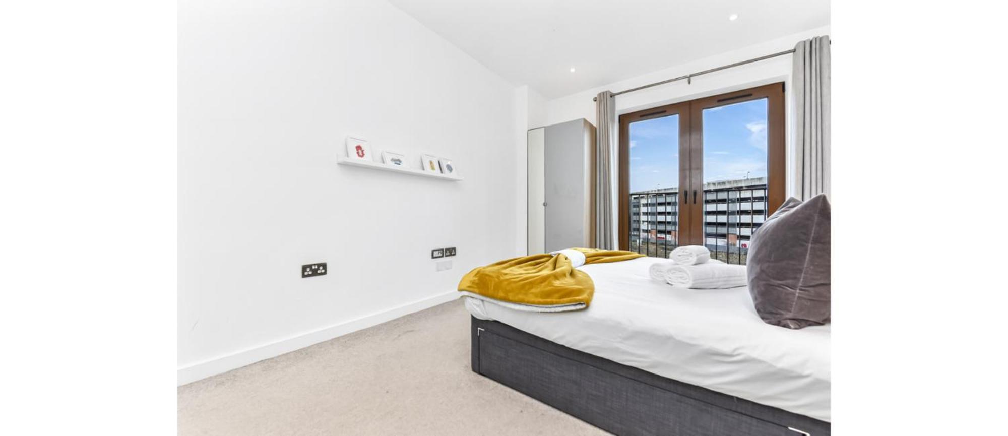 Metropolitan Luxury: Chic 2br Flat In St. Albans