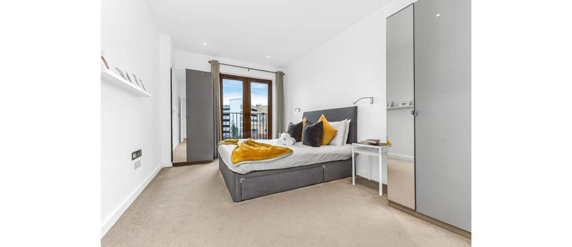 Metropolitan Luxury: Chic 2br Flat In St. Albans Apartment